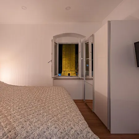 Old Tower Center 2 פולה