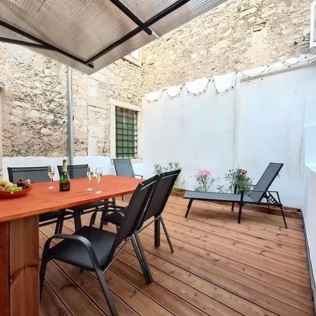 Old Tower Center 2 Daire Pula