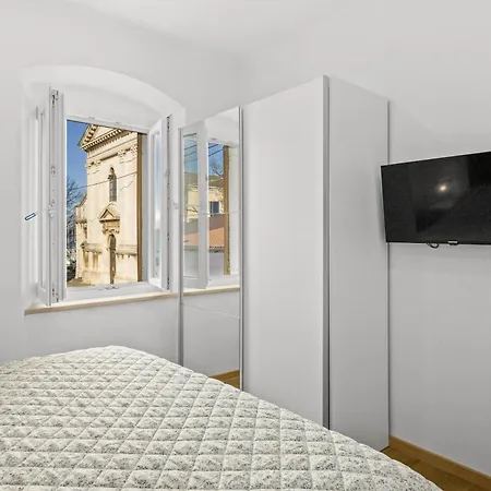 Old Tower Center 2 Daire Pula