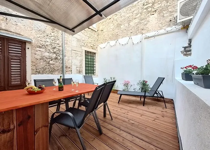 Old Tower Center 2 דירה פולה