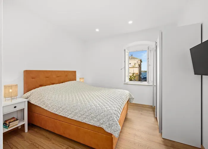 Old Tower Center 2 פולה